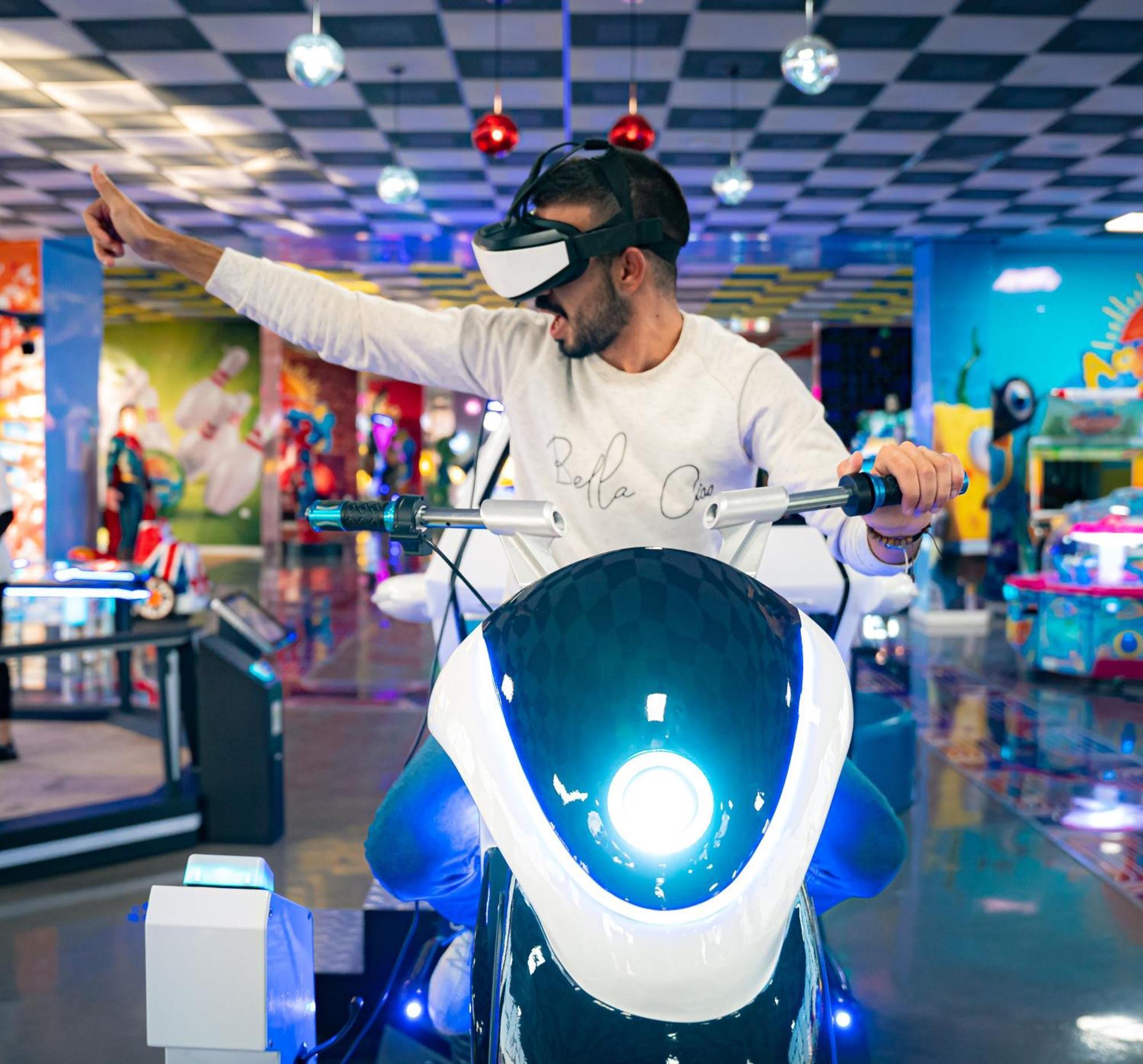 Waves Aqua Resort Kenitra Zewnętrze zdjęcie A man playing a motorcycle racing game with a virtual reality headset